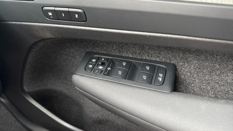 Volvo XC40 2.0 B3P Ultra Dark 5dr Auto Petrol Estate